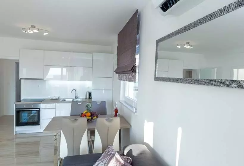 Apartments Tomana