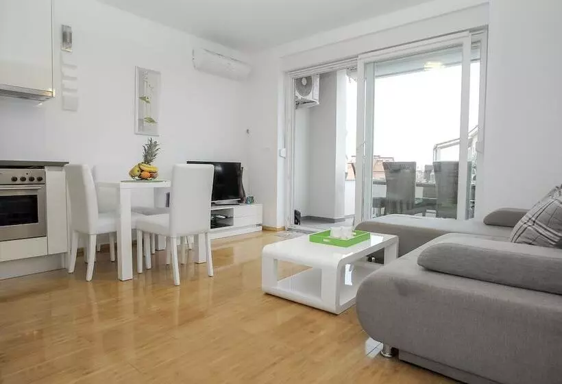 Apartments Tomana