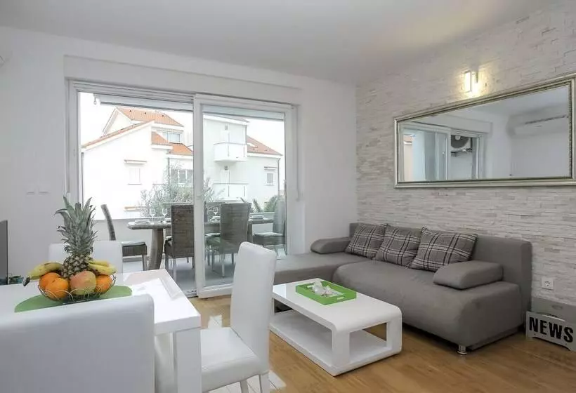 Apartments Tomana
