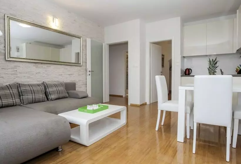 Apartments Tomana
