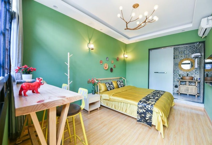 Hostel Mountain Art Courtyard