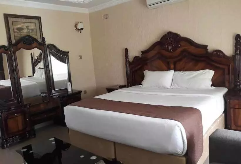 هتل Samfred Garden