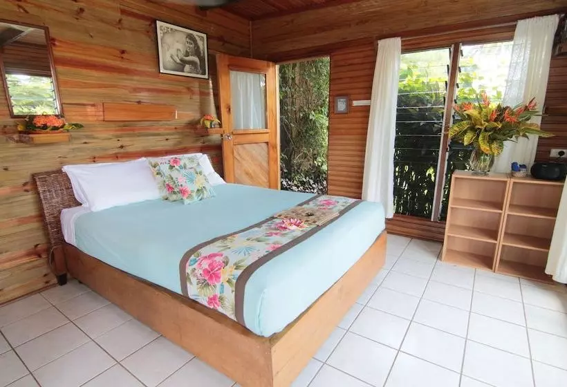 ホテル Coconut Grove Beachfront Cottages