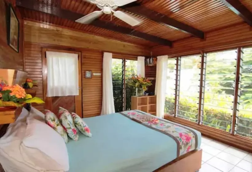 ホテル Coconut Grove Beachfront Cottages