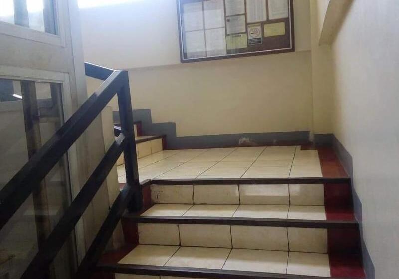 فندق Ekonumi Rooms At Benrosi Plaza