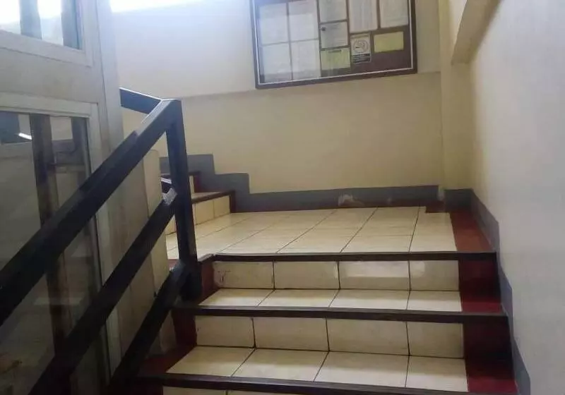 ホテル Ekonumi Rooms At Benrosi Plaza