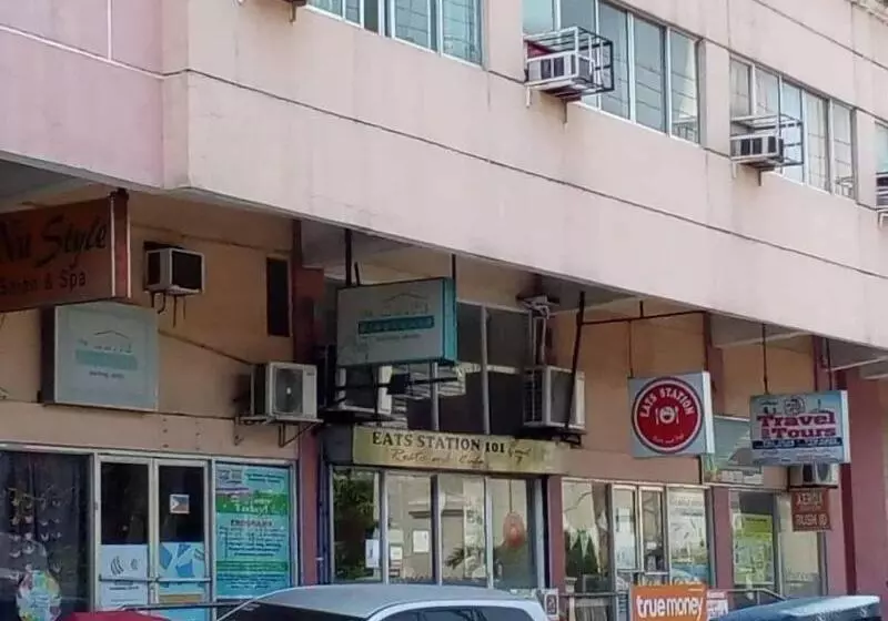 ホテル Ekonumi Rooms At Benrosi Plaza