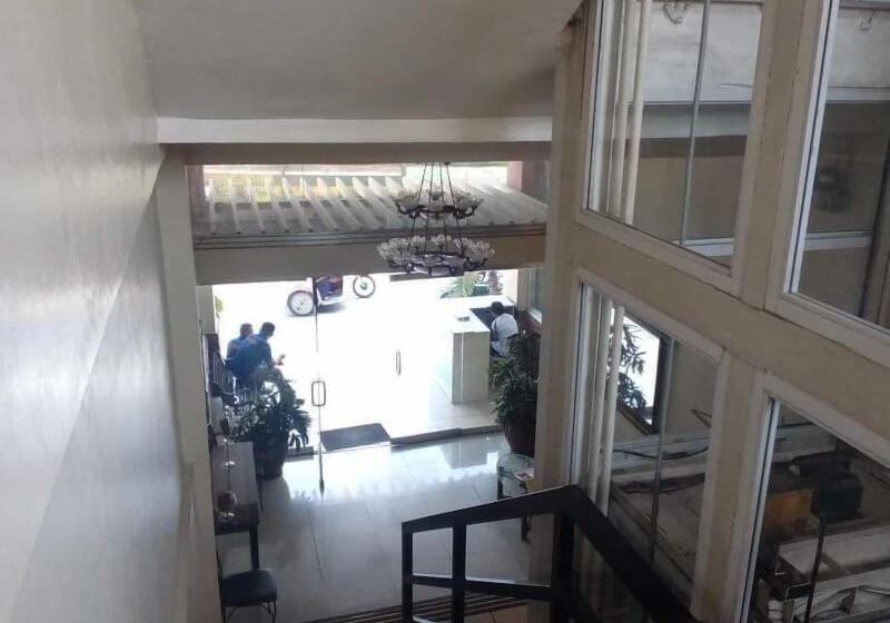 فندق Ekonumi Rooms At Benrosi Plaza