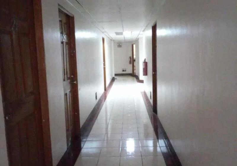 فندق Ekonumi Rooms At Benrosi Plaza