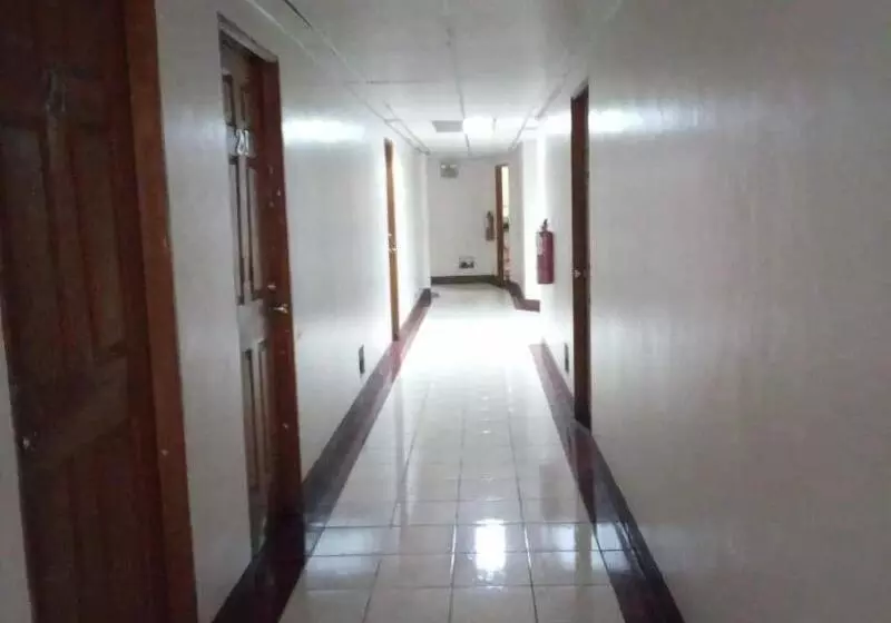 ホテル Ekonumi Rooms At Benrosi Plaza
