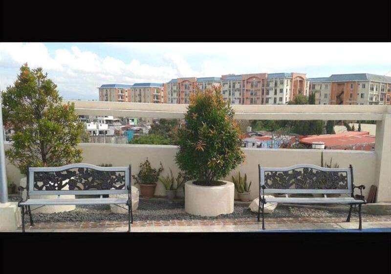 فندق Ekonumi Rooms At Benrosi Plaza