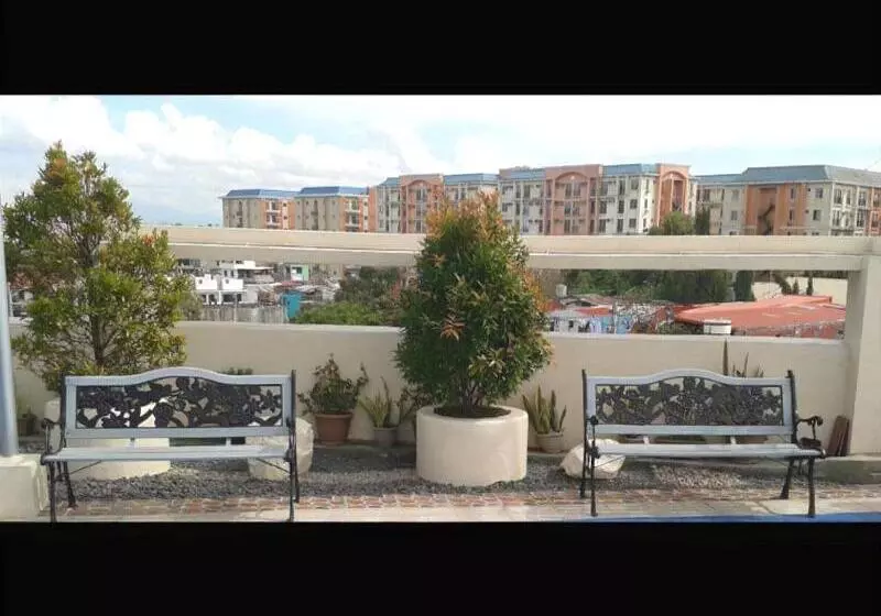 ホテル Ekonumi Rooms At Benrosi Plaza