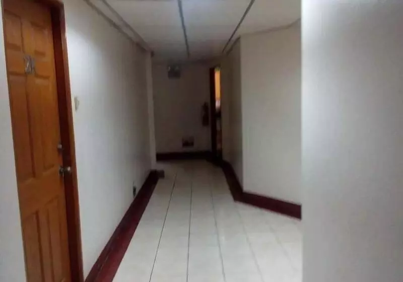 ホテル Ekonumi Rooms At Benrosi Plaza