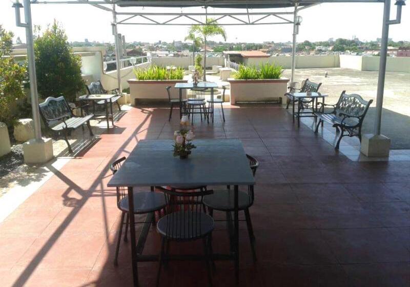 فندق Ekonumi Rooms At Benrosi Plaza