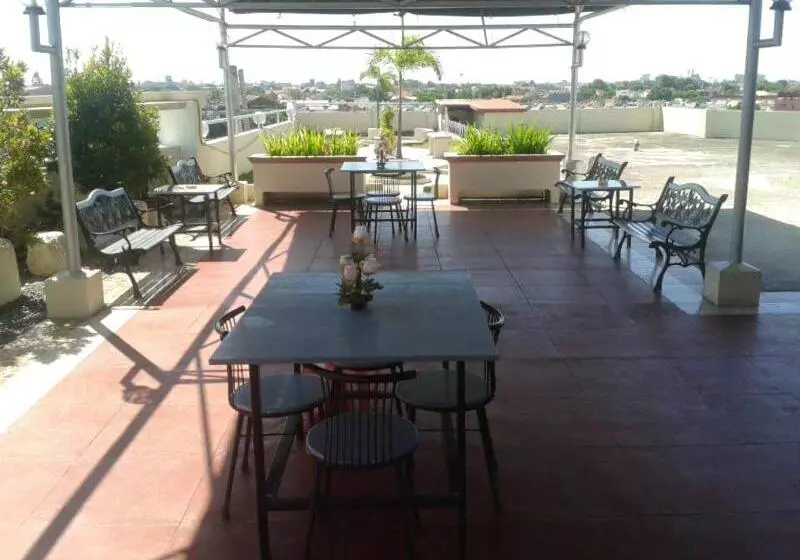 ホテル Ekonumi Rooms At Benrosi Plaza