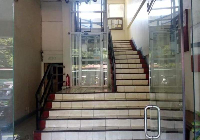 فندق Ekonumi Rooms At Benrosi Plaza