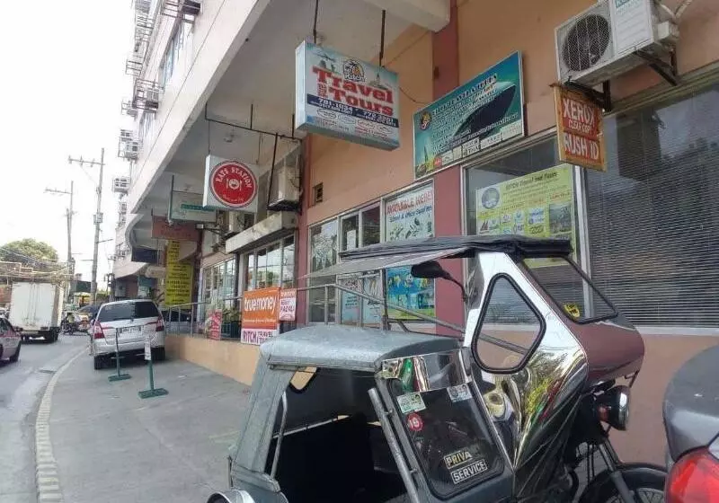 ホテル Ekonumi Rooms At Benrosi Plaza