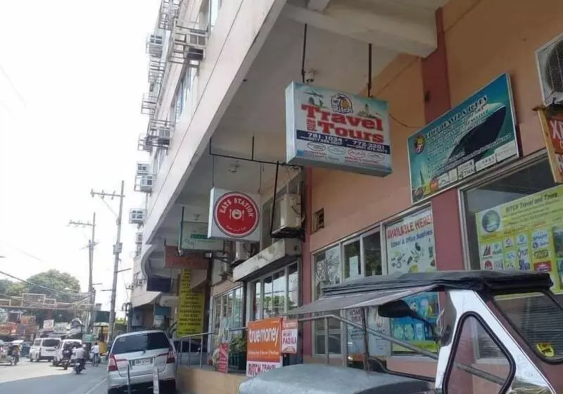 ホテル Ekonumi Rooms At Benrosi Plaza