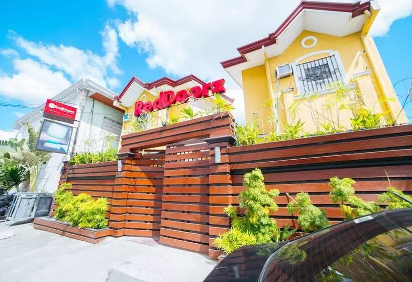 ホテル Reddoorz Plus @ A Santos Road Angeles City