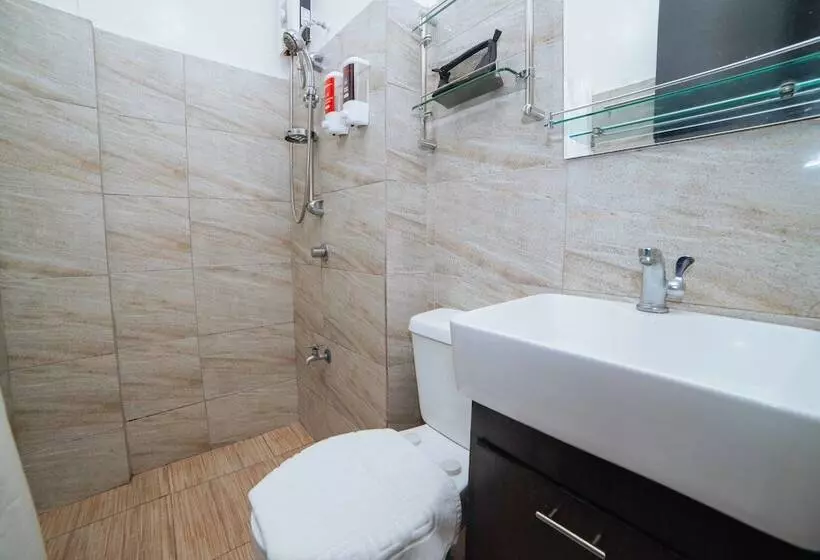 ホテル Reddoorz Plus @ A Santos Road Angeles City