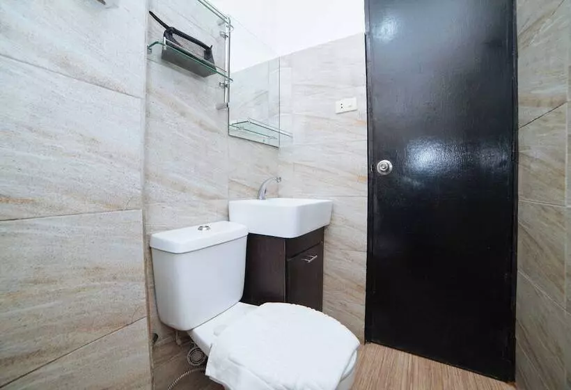 ホテル Reddoorz Plus @ A Santos Road Angeles City