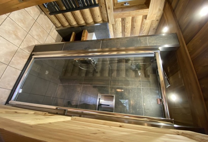 L Ours Noir Chalet En Rondins