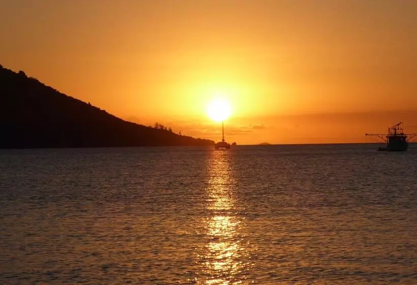 Magnetic Sunsets Resort