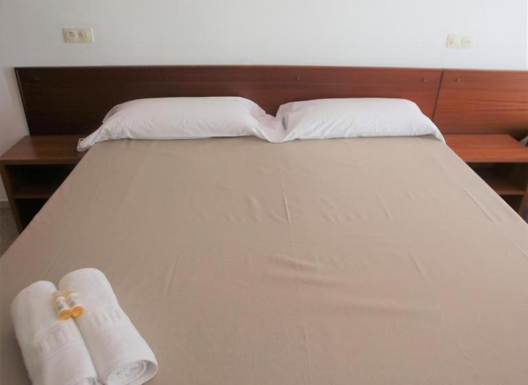 پانسیون Hostel Costa Brava