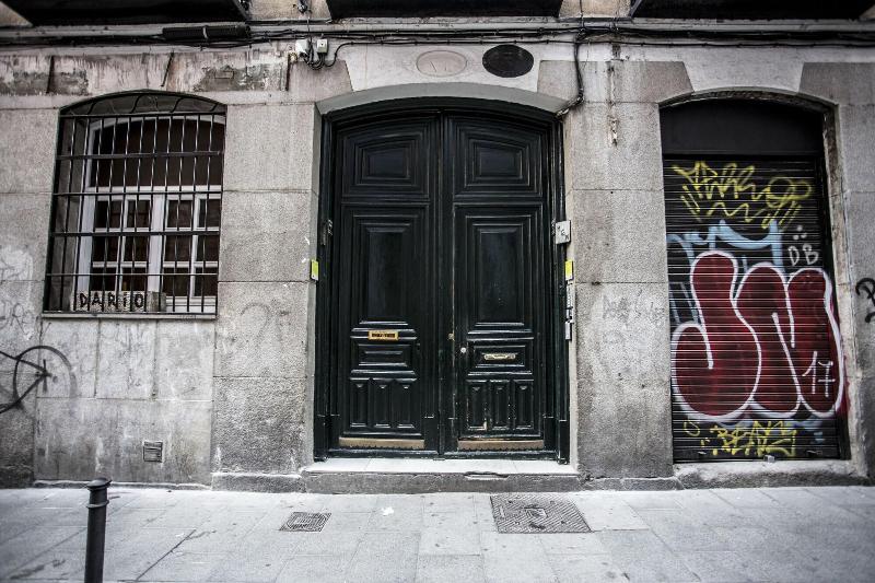 مسافرخانه Hola Rooms