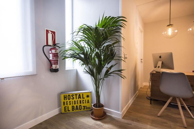 مسافرخانه Hola Rooms