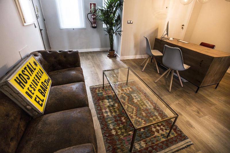 مسافرخانه Hola Rooms