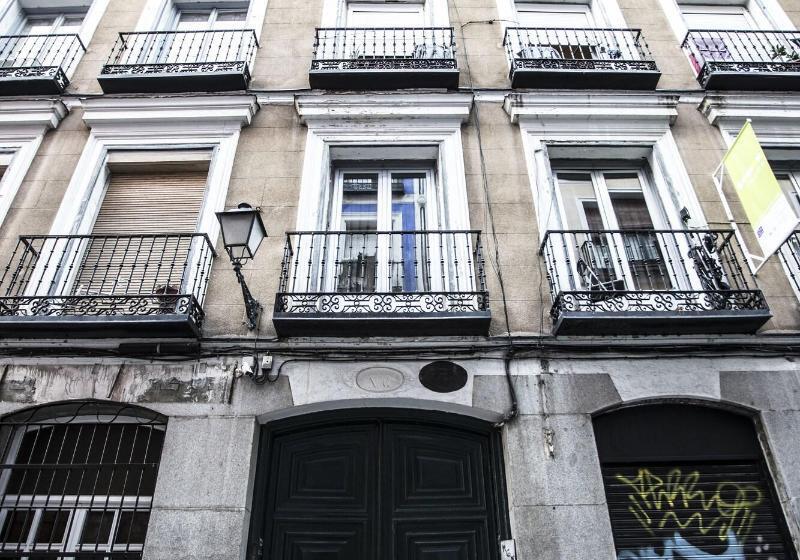 مسافرخانه Hola Rooms