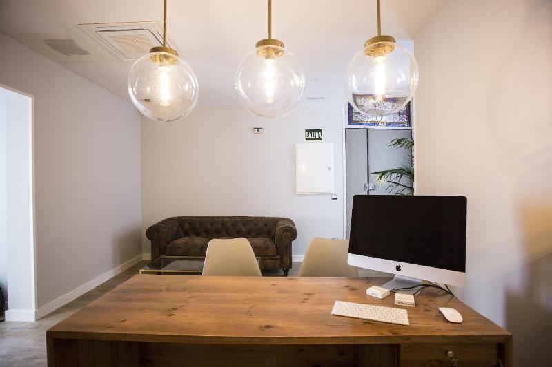 مسافرخانه Hola Rooms