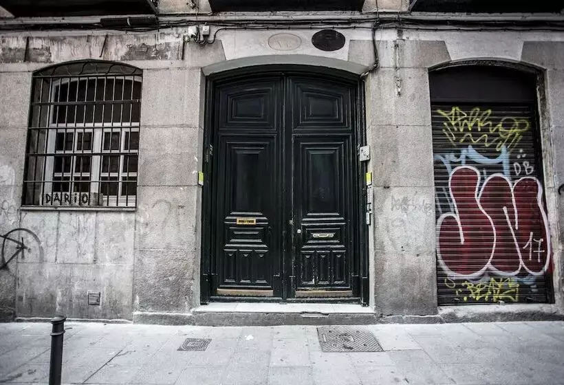 مسافرخانه Hola Rooms