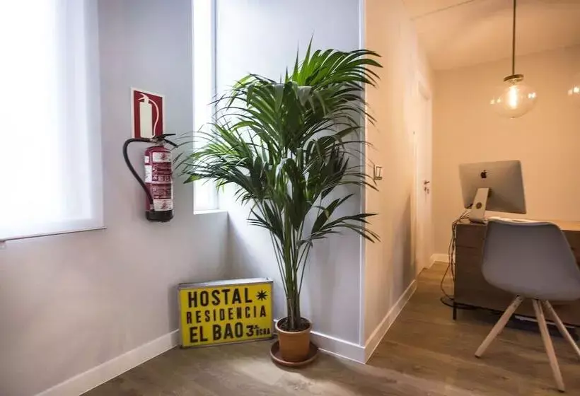 مسافرخانه Hola Rooms