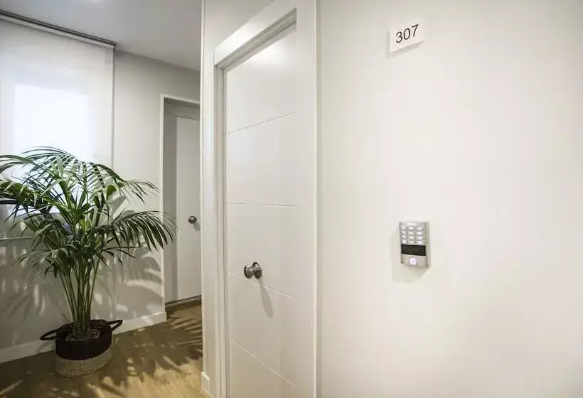 مسافرخانه Hola Rooms