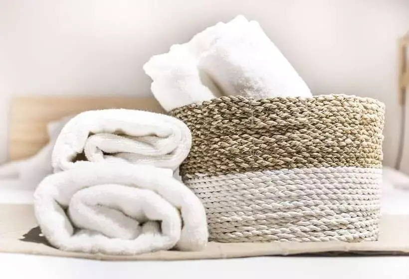 مسافرخانه Hola Rooms