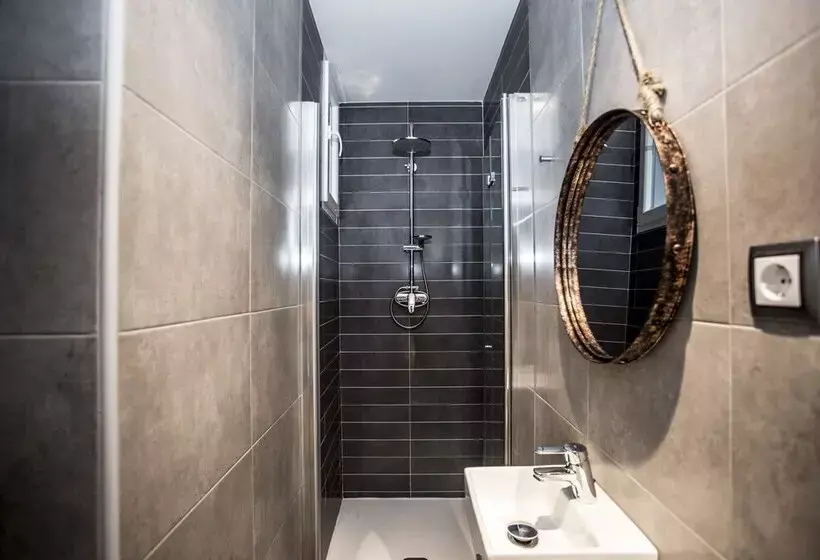 مسافرخانه Hola Rooms