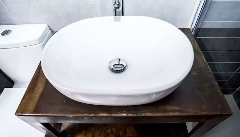 مسافرخانه Hola Rooms