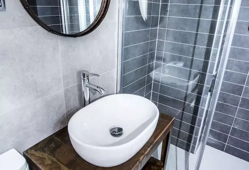 مسافرخانه Hola Rooms