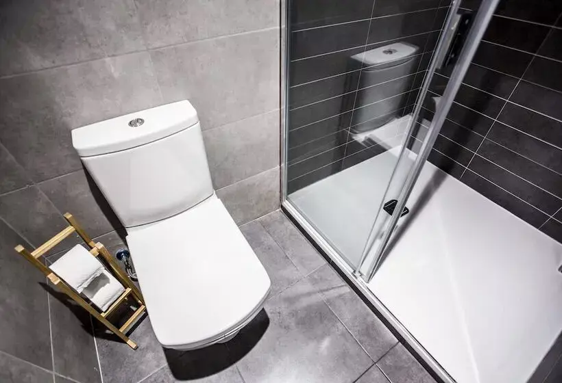 مسافرخانه Hola Rooms