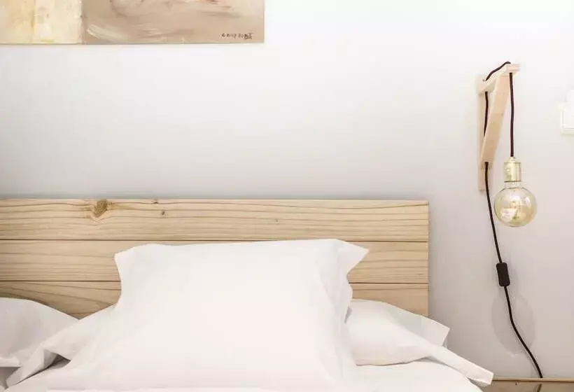 مسافرخانه Hola Rooms