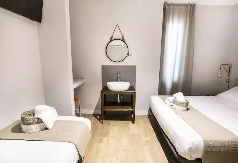 مسافرخانه Hola Rooms