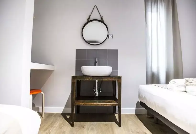 مسافرخانه Hola Rooms