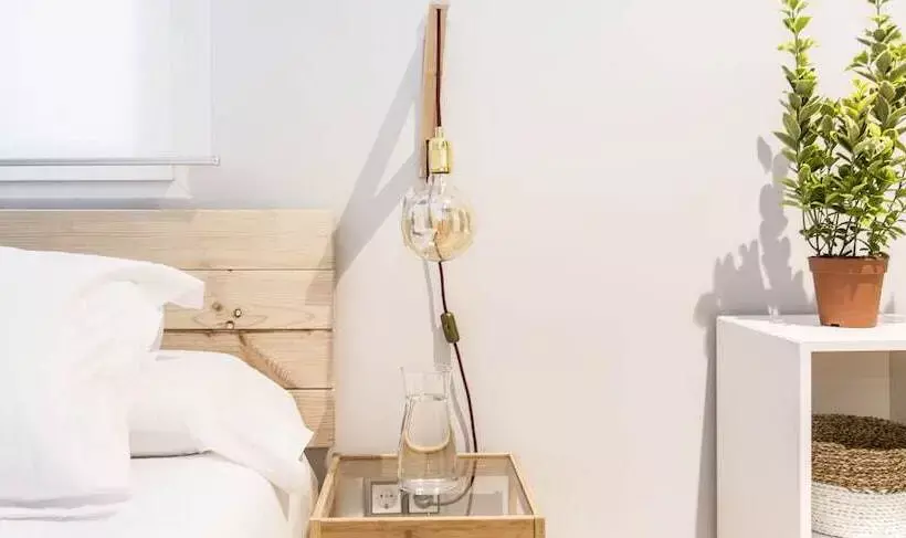 مسافرخانه Hola Rooms