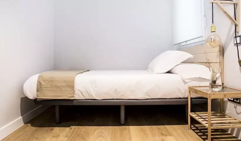 مسافرخانه Hola Rooms