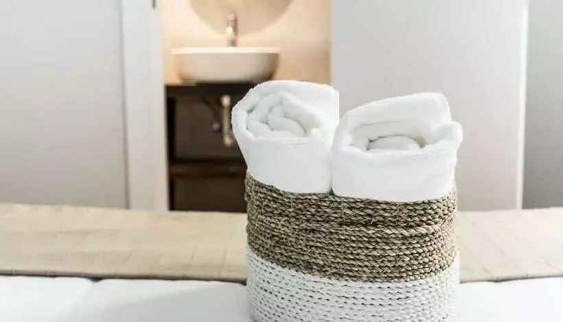 مسافرخانه Hola Rooms