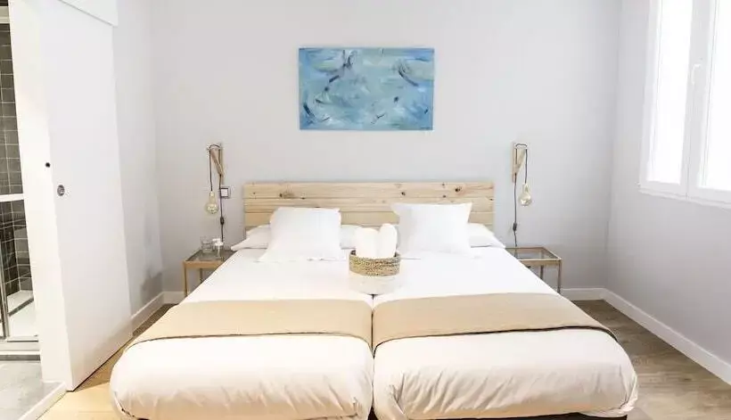 مسافرخانه Hola Rooms