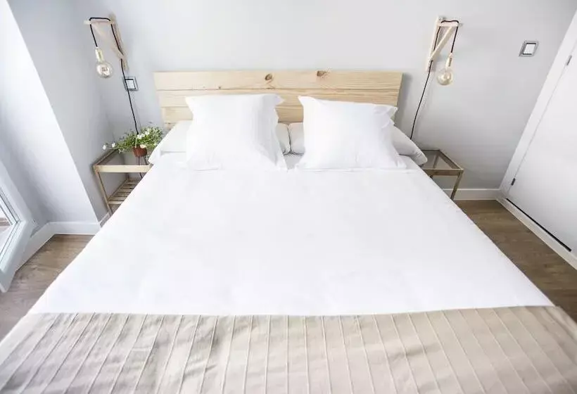 مسافرخانه Hola Rooms