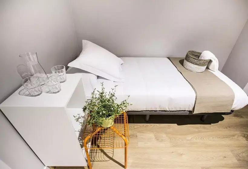 مسافرخانه Hola Rooms